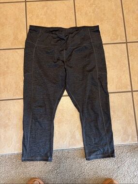 Avia Women's Dark Gray Cropped Leggings